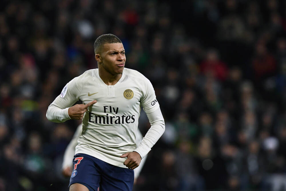 罗马诺：那不勒斯有意冬窗签梅努，但目前曼联仍不愿放其离队